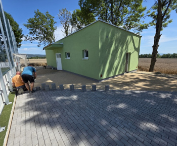 Projekty / Výstavba multifunkčného ihriska v obci Žarnov - foto